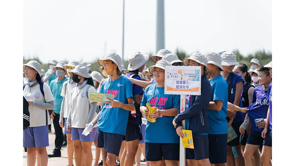 此次聯合淨灘活動，台電攜手周邊龍泉國小、龍津國小與龍津高中學生，一起環保淨灘、愛海洋。